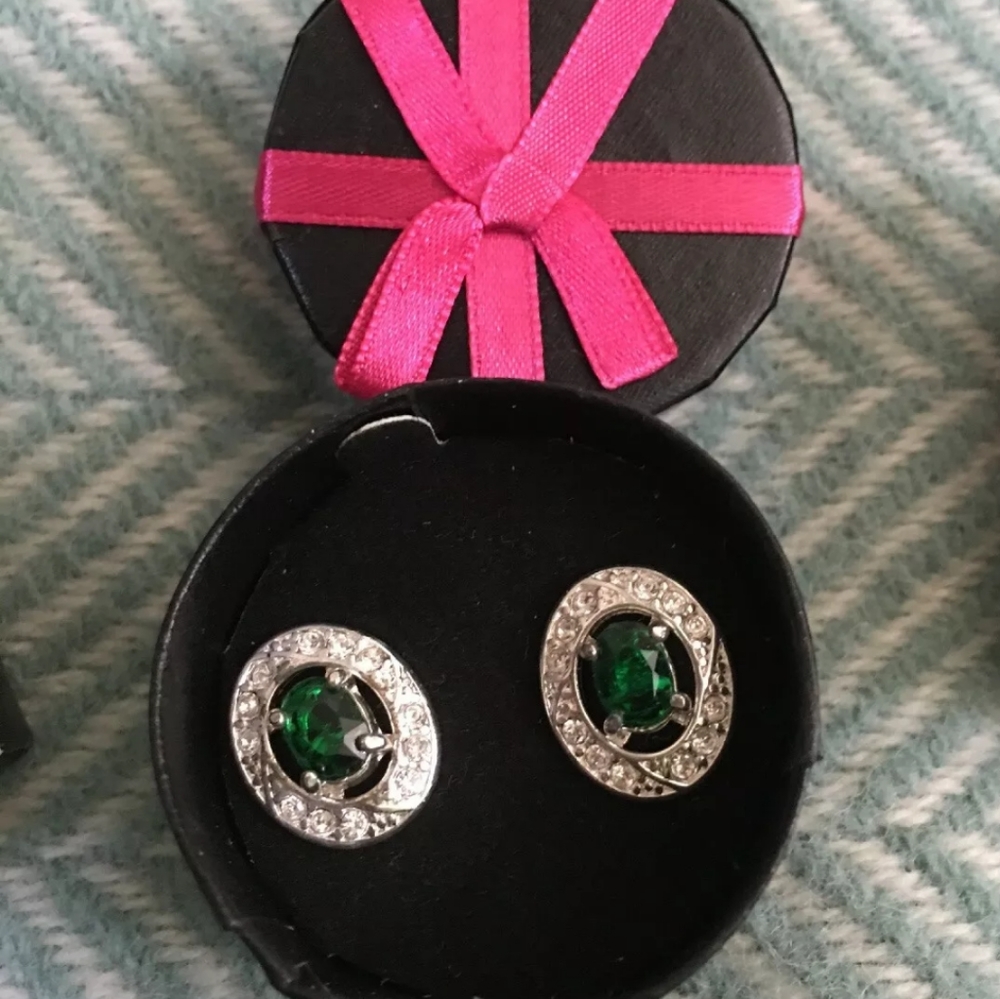 Avon 2-1 born beautiful birth stone earrings May